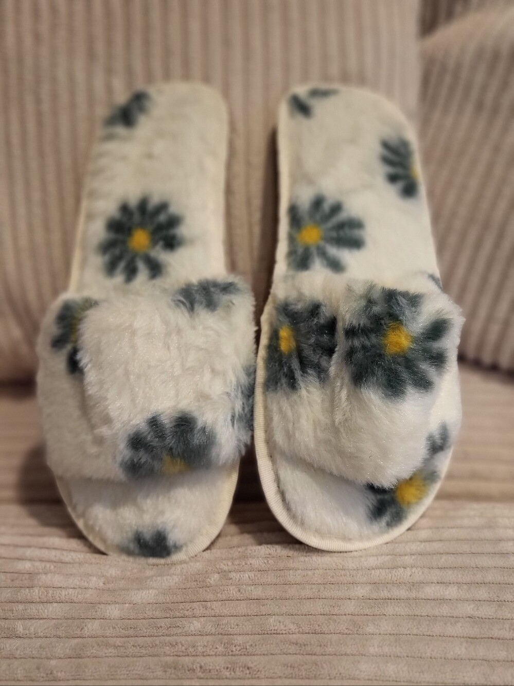 Cozy Floral Plush Slide Slippers - White with Green & Yellow Daisies